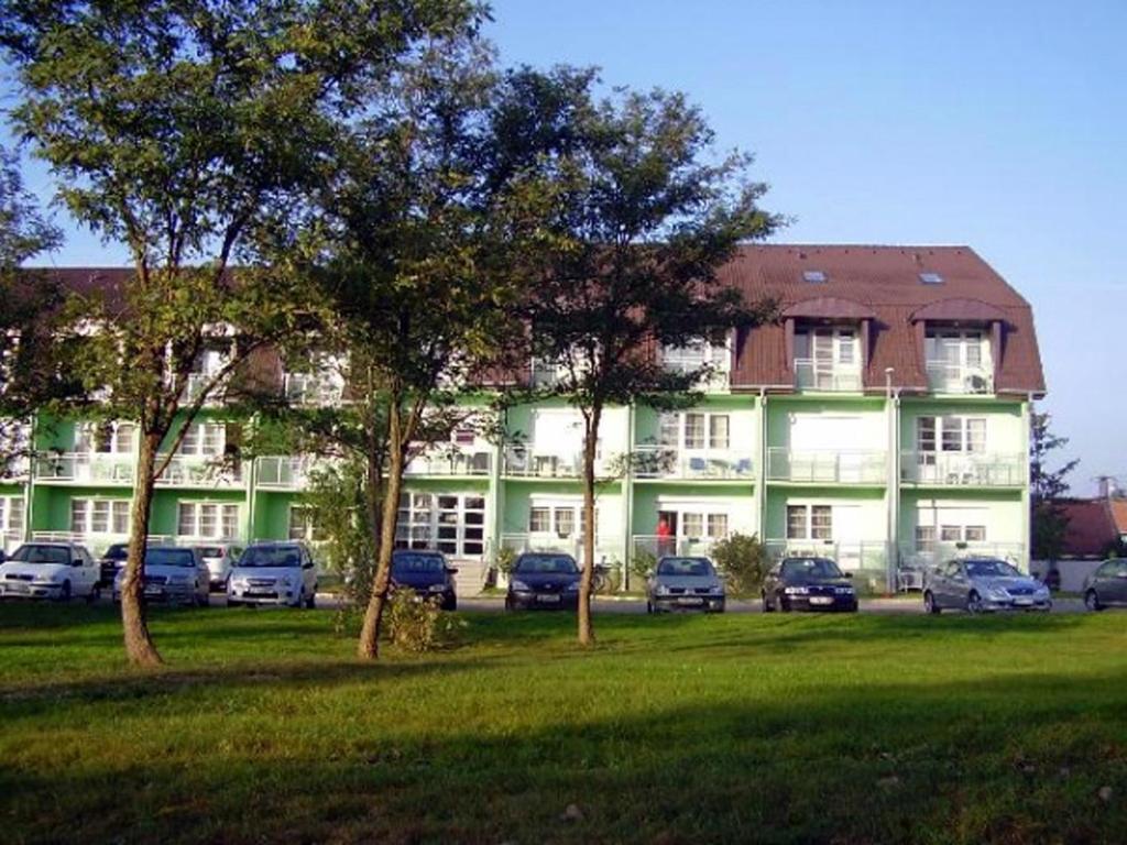 Holdlux Apartmanok Sarvar Exterior photo