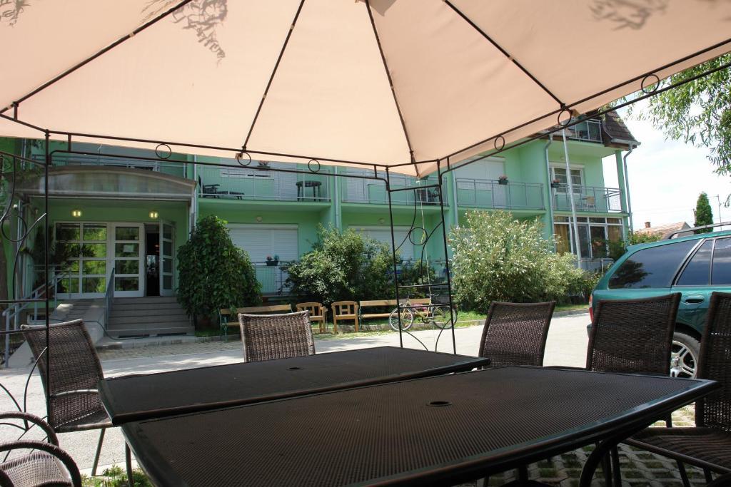 Holdlux Apartmanok Sarvar Exterior photo