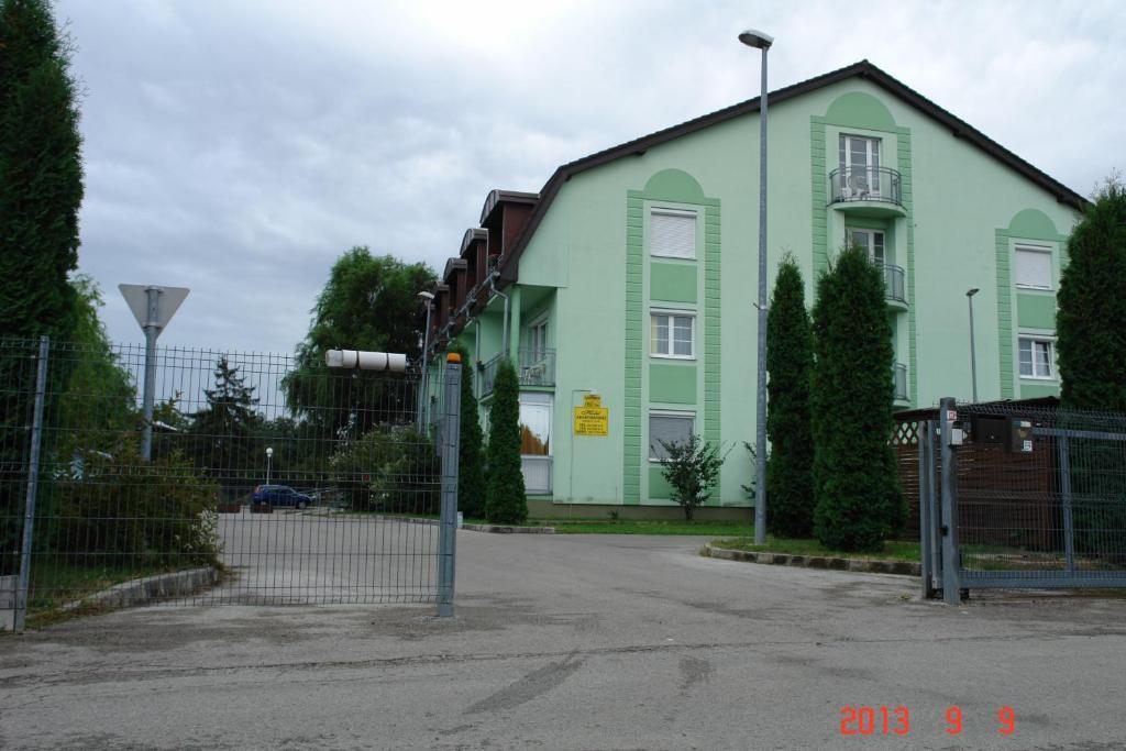 Holdlux Apartmanok Sarvar Exterior photo